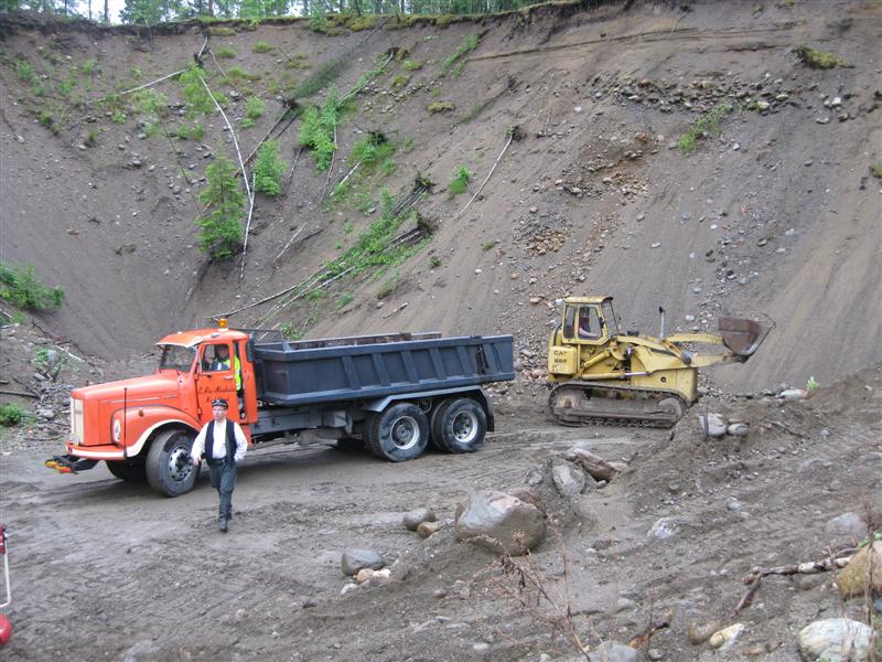 Ala-Maakalan Scania 111 ja Cat 955.