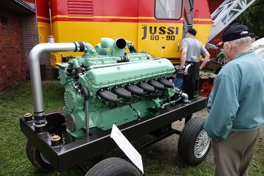 Rolls Royce/Rover Meteor, kokoalumiininen OHC V12, 4-venttiilikannet. Ollut Centurion panssarivaunun moottorina.
