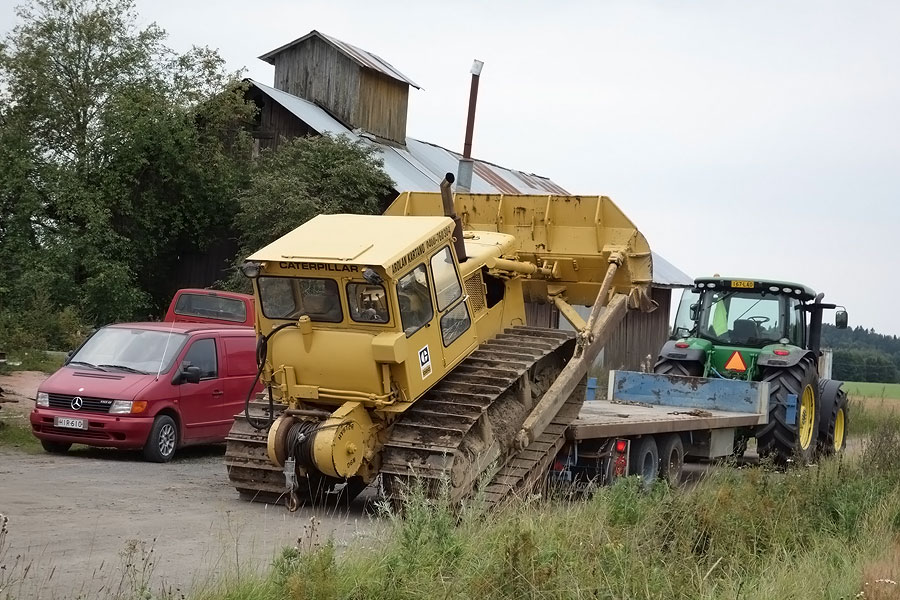 D6 tuli Tammelaan traktorilavetilla.