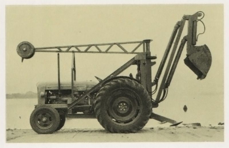 Ensimmäinen Santahaminassa valmistunut kaivinkone on ajettu laiturille valokuvan ottamista varten vuonna 1954.