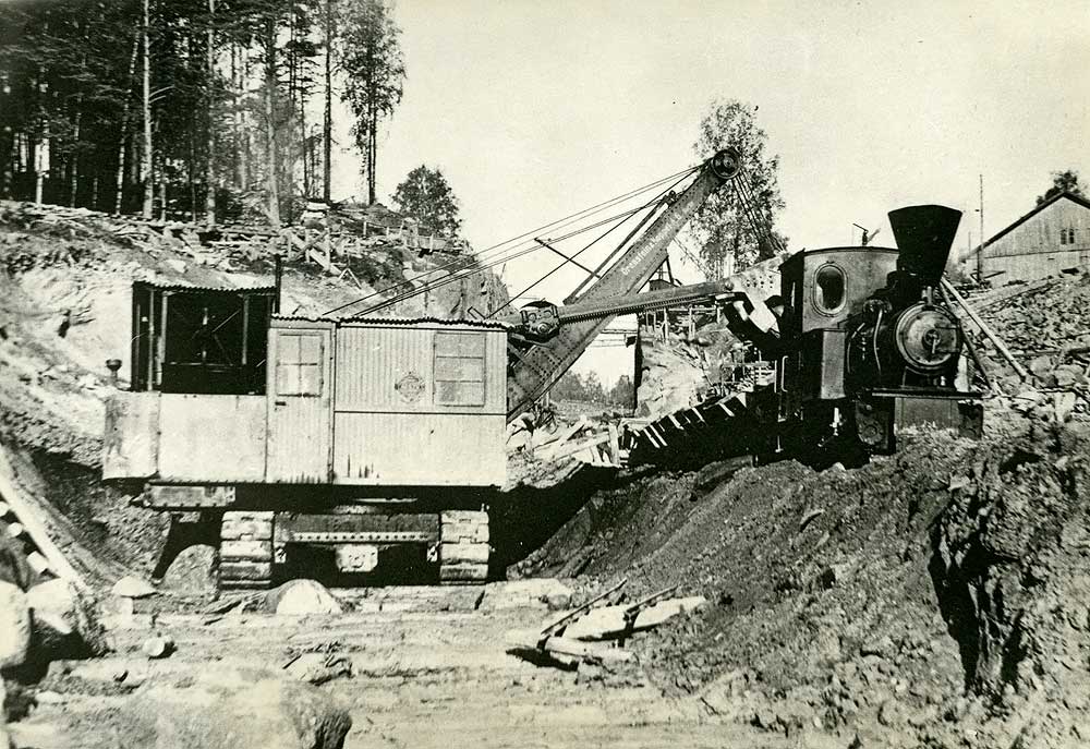 O &amp; K -kaivinkone, malli on ehkä type 8, jota valmistettiin vuodesta 1925 alkaen. Kuvasta voisi päätellä, että tässä koneessa on diesel-moottori, mikä oli melko harvinaista tähän aikaan.