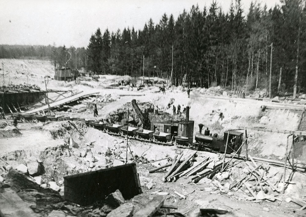 Demag-höyrykaivinkone kanavatyömaalla.