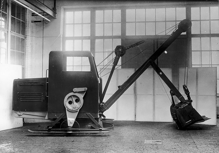 Ensimmäinen Teräsmies 3 -kaivinkone Lokomon konepajalla 1949/50.