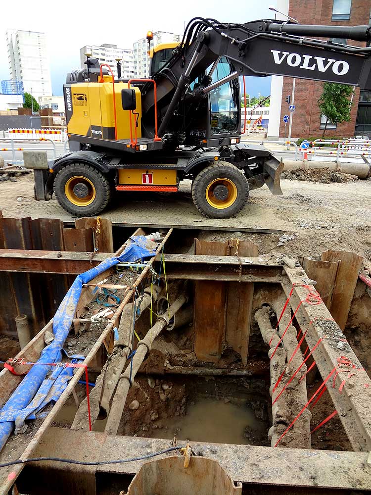 Monttu Seunalantien risteyksessä. Riittävästi on kaapeleita, putkia ja savea.