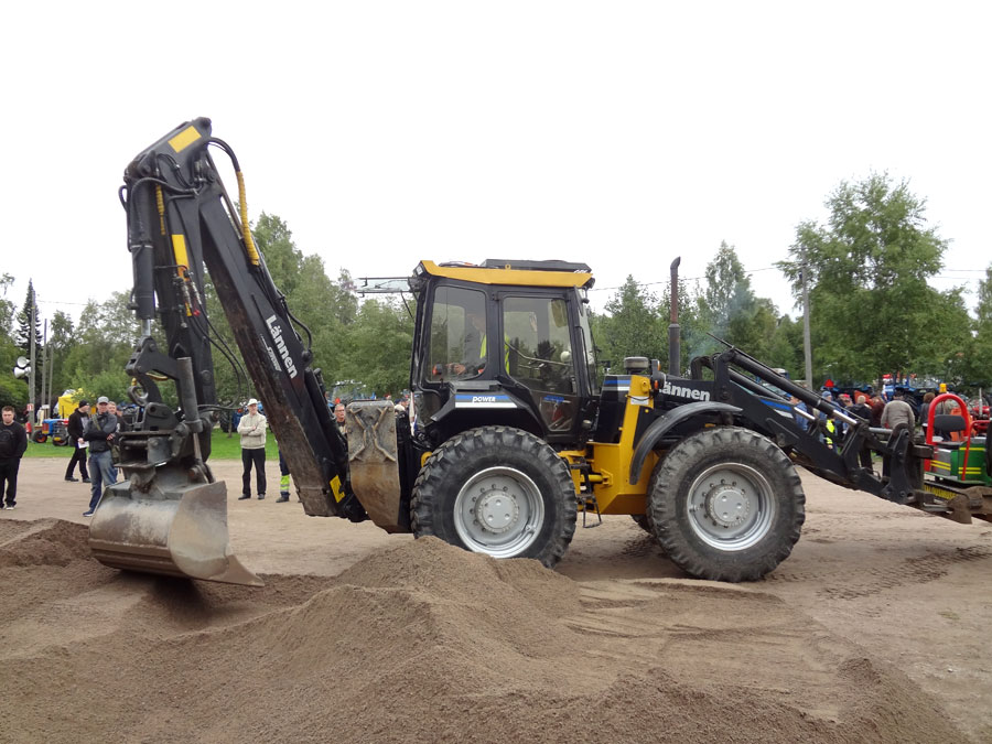 Mauri Heinonen siirtää hiekkakasaa. Hämmästyttävän siistissä kunnossa tämä Länkkäri.