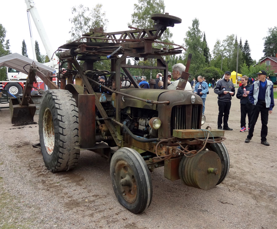 Santahaminan kaivnkone numero 4. Valmistusvuosi on 1954.