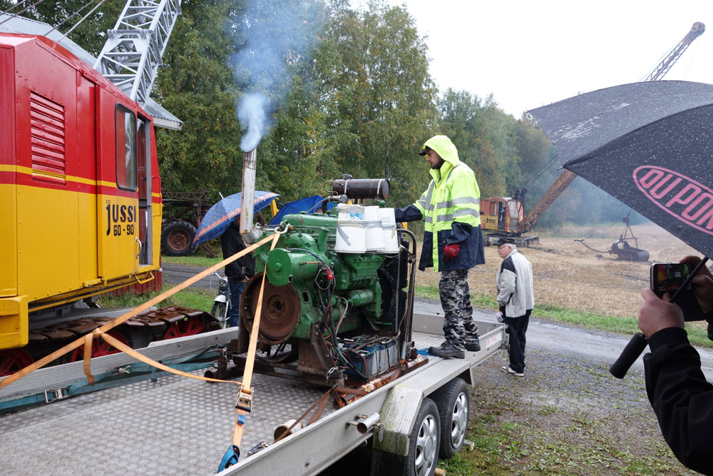 Kuten kuvasta huomaa, vettä satoi. Kisan aloitusta odoteltaessa Jusape käynnisti Detroit Diesel 6-71:n.