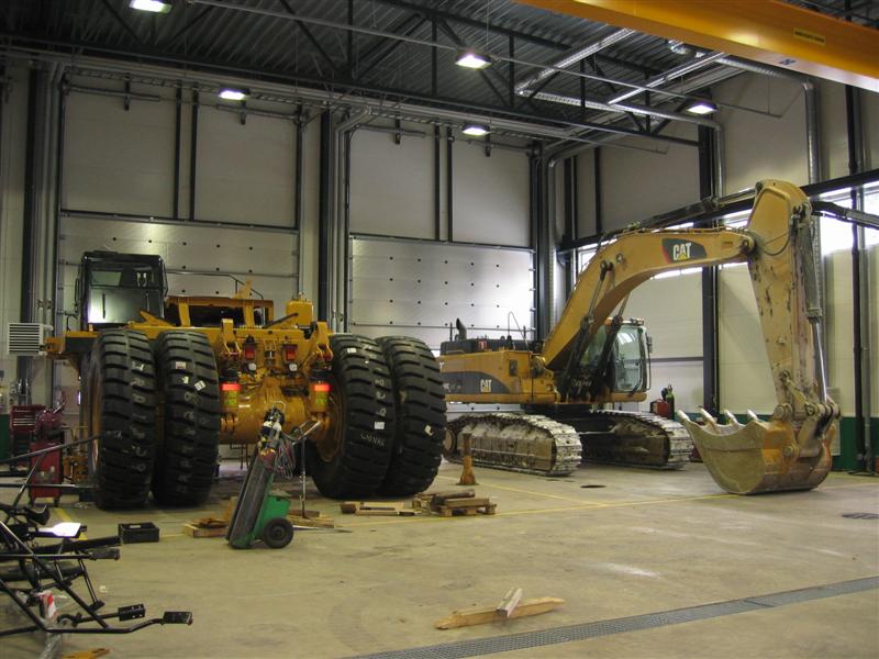 Rinnallaan n. 50t CAT 345C.