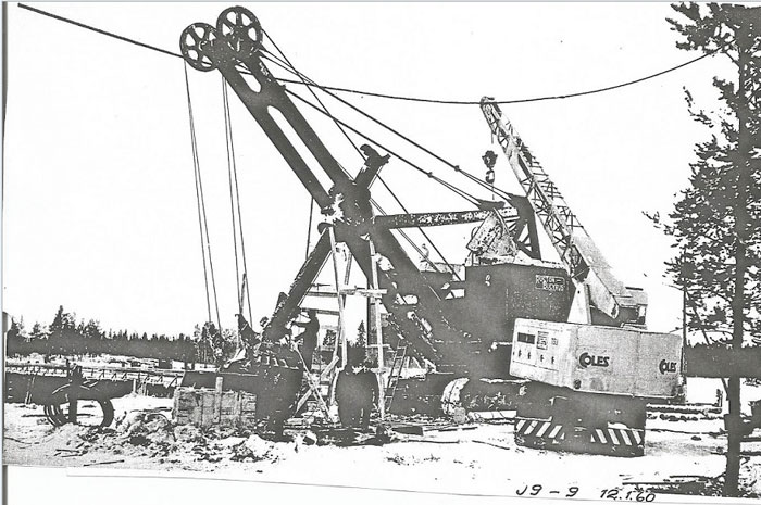 Englantilainen Bucyrus, hytin pellityksen malli ja kokotumma väri kertoo koneen olevan tehty ennen 50-luvun puoliväliä.