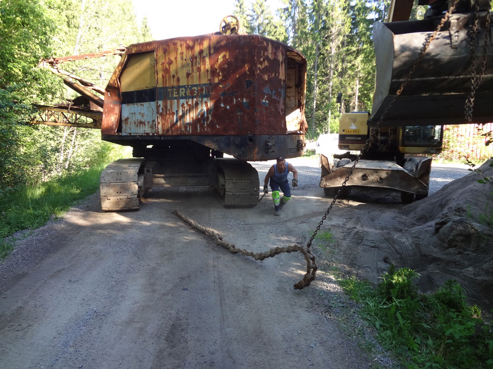 Molemmat katkenneet telavedon ketjut oli saatava pois, jotta konetta pääsi hinaamaan.