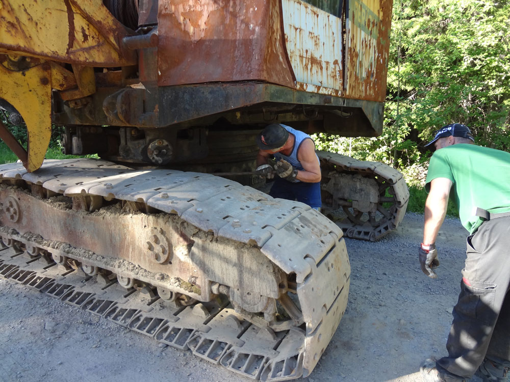 Konetta käännettäessä katkesi ensin toisen puolen telavedon ketju ja heti perään toinen. Pitkä paikoillaan olo oli kai ruostuttanut rullaketjun tapit jumiin.