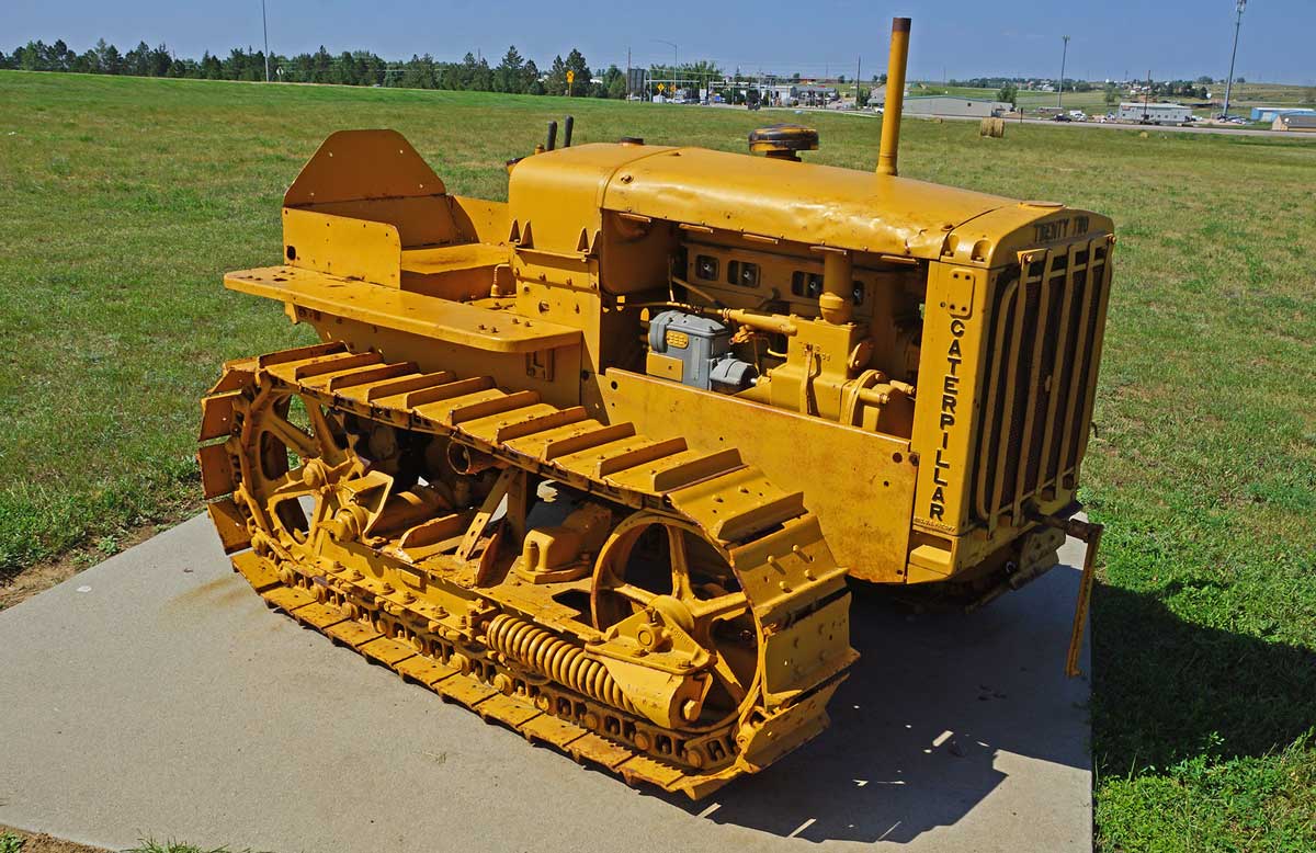 Gilletten Heavy Equipment Parkissa kuvattu mallin Twenty-Two Caterpillar vuodelta 1937. Hevosvoimia tässä on ollut massiiviset 26 kappaletta! Tämä puskutraktori oli käytössä erityisesti Gilletten ympäristön öljykentillä. Kuva Hannu Peltola.