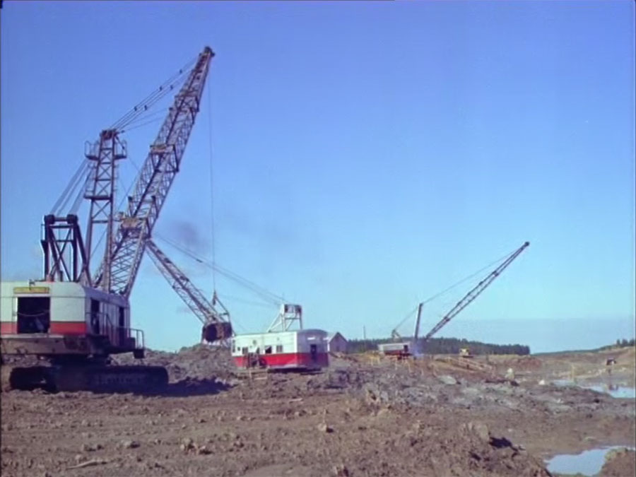 samassa kuvassa kaksi Lima 2400 -laahakaivinkonetta ja lisäksi yksi kävelevä, joka voisi olla "Aleksi". Lähinnä olevassa Limassa näkyy vihreäpuhjainen teksti. Voisi olla pellonraivaus Oy:n tunnus eli kone olisi silloin nykyinen Tallqvist Oy:n kone.