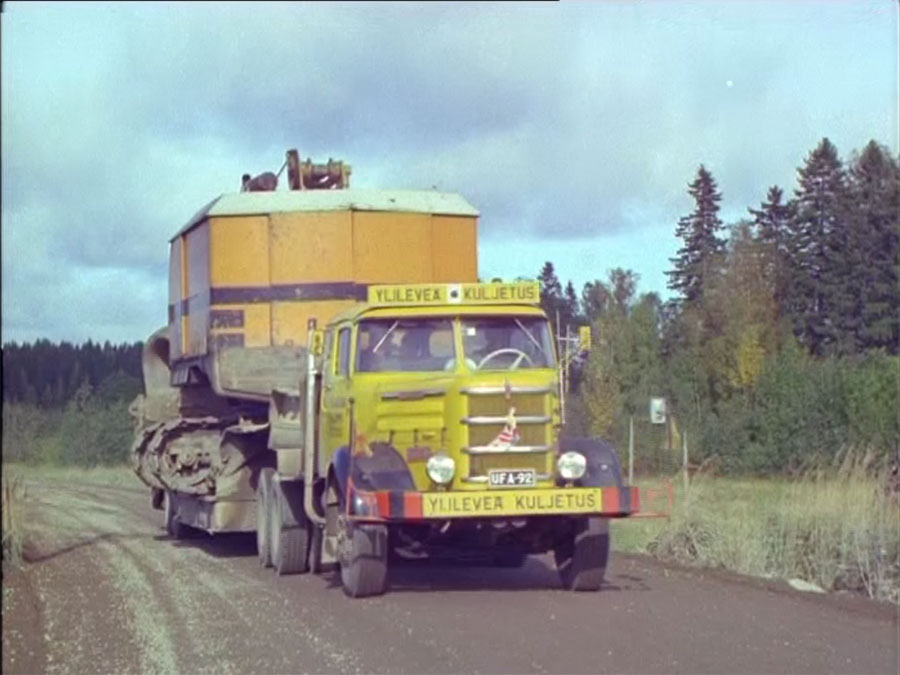 Helpoin tapa saada kone lavetille oli ajaa sivusta kyytiin. Katkeavia ei tainnut olla käytössä.