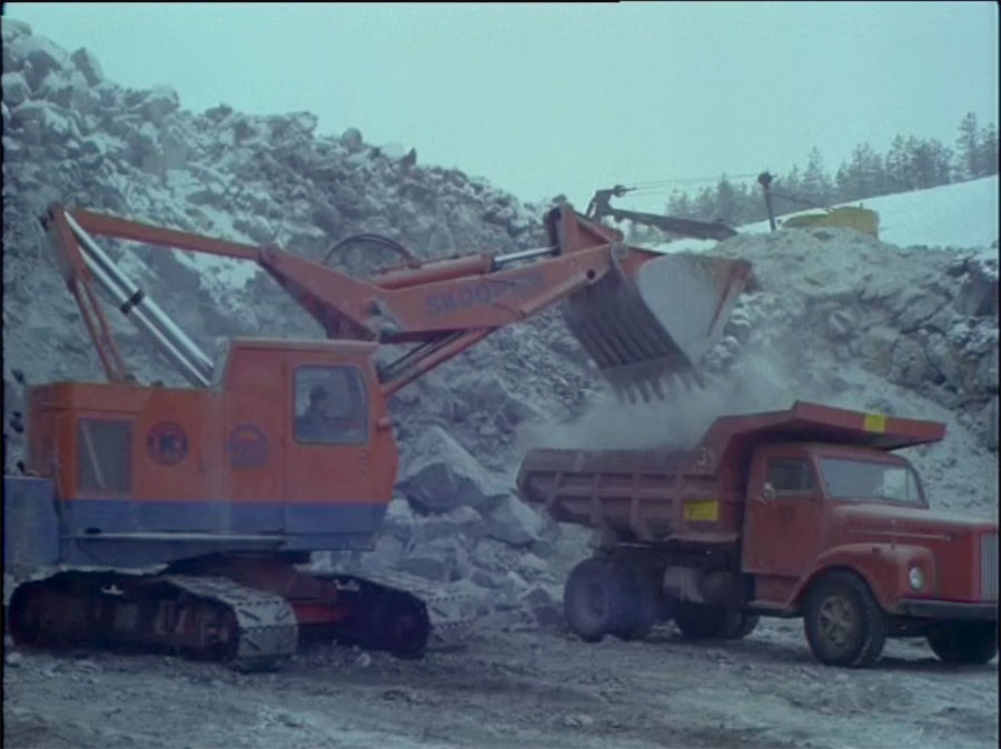 Skooper ojentaa kauhan eteenpäin pääpuomin alla olevan sylinterin(sylinterien) ulosliikkeen avulla.