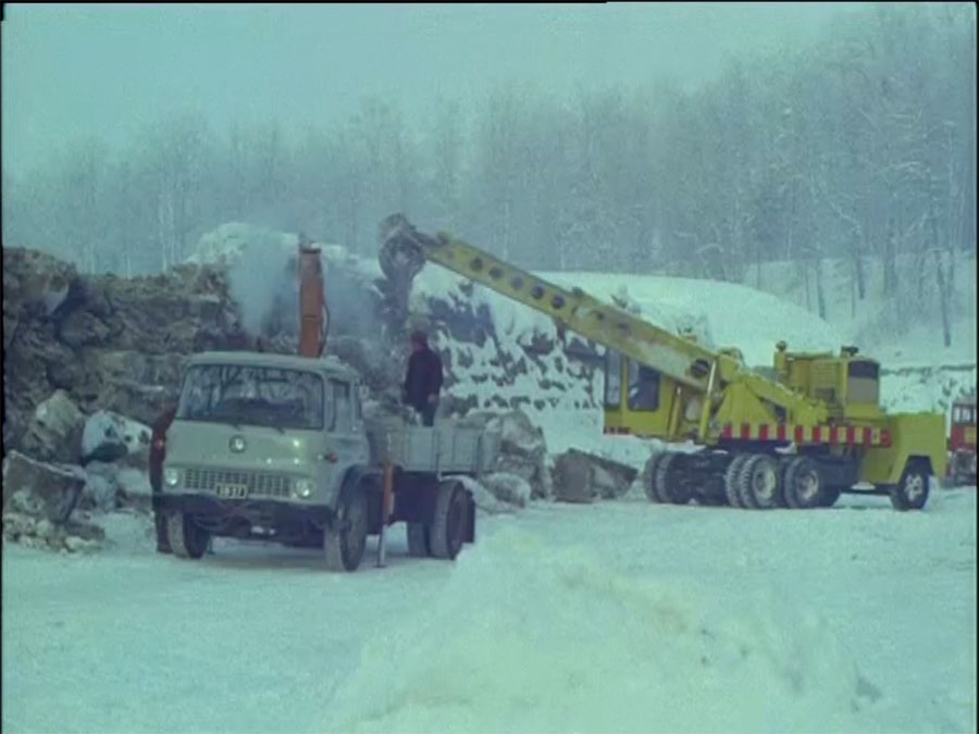 Tässä taidetaan lastata vanhan kanavan kivetystä siirrettäväksi uuden kanavan koristeeksi.