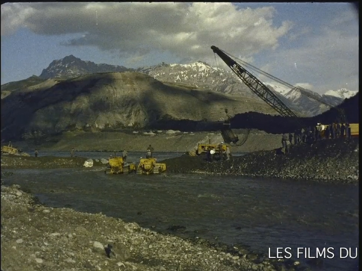 Puskukoneet joessa.jpg