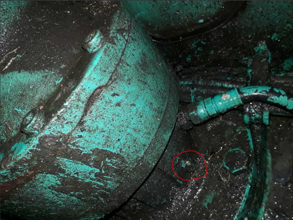 Kääntömoottorin sivussa oleva rasvanippa