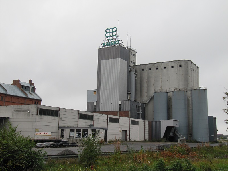 Rehutehdas yhdeltä kantilta, tältä se oli näyttänyt tältä 1970-luvulta saakka. Laitos suljettiin lopullisesti vuoden 2008 lopulla, ja tuotanto siirrettiin Ylivieskaan, jonne oli valmistunut uusi uljas tehdas.