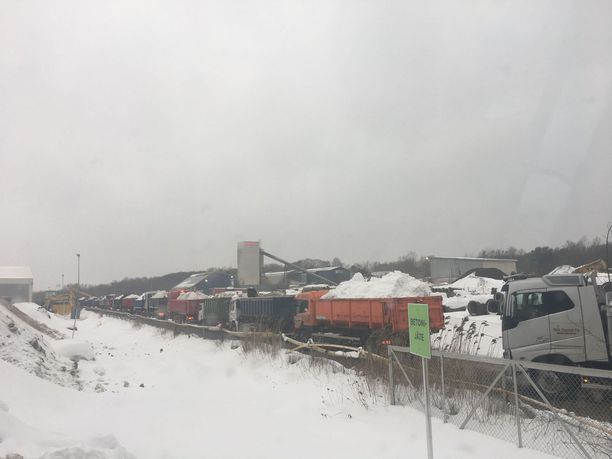 Iltalehden kuva Kyläsaaren lumenkaatopaikalta.