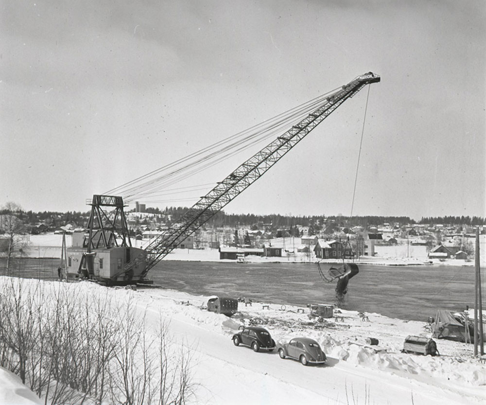 Vuoksen ruoppaus 1951-1954 Imatran Voima Oy:n toimesta, kaivinkone Marion 4600, Lappeenrannan museot.