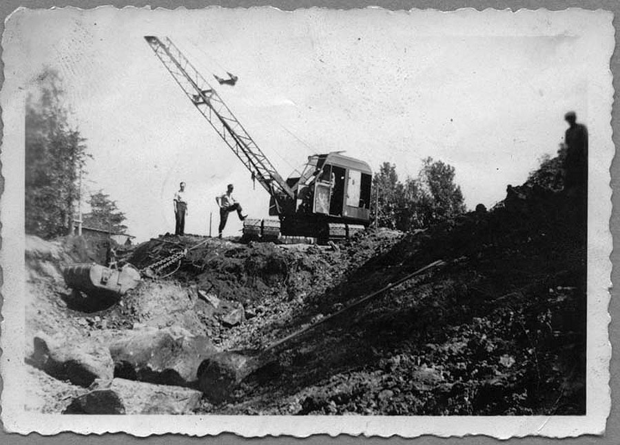 Voimalaitoksen vesikanavan kaivuu, Koski, Periniö 1948, Salon historiallinen museo. Kommentti: harvinainen tuplatelainen alavaunu, koneen merkki Smith.