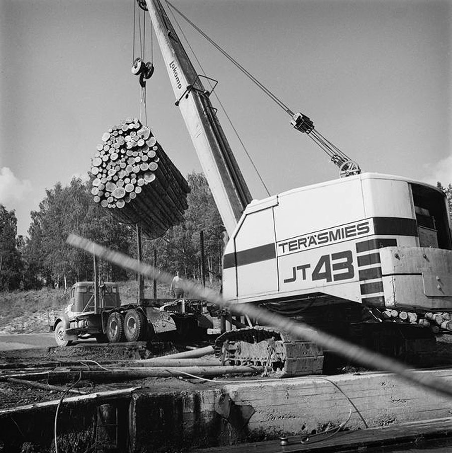 Tukkinippuja siirretään kuorma-autoon Jaalan kanavalla 1964, kuvaaja Pekka Kyytinen, Museovirasto.