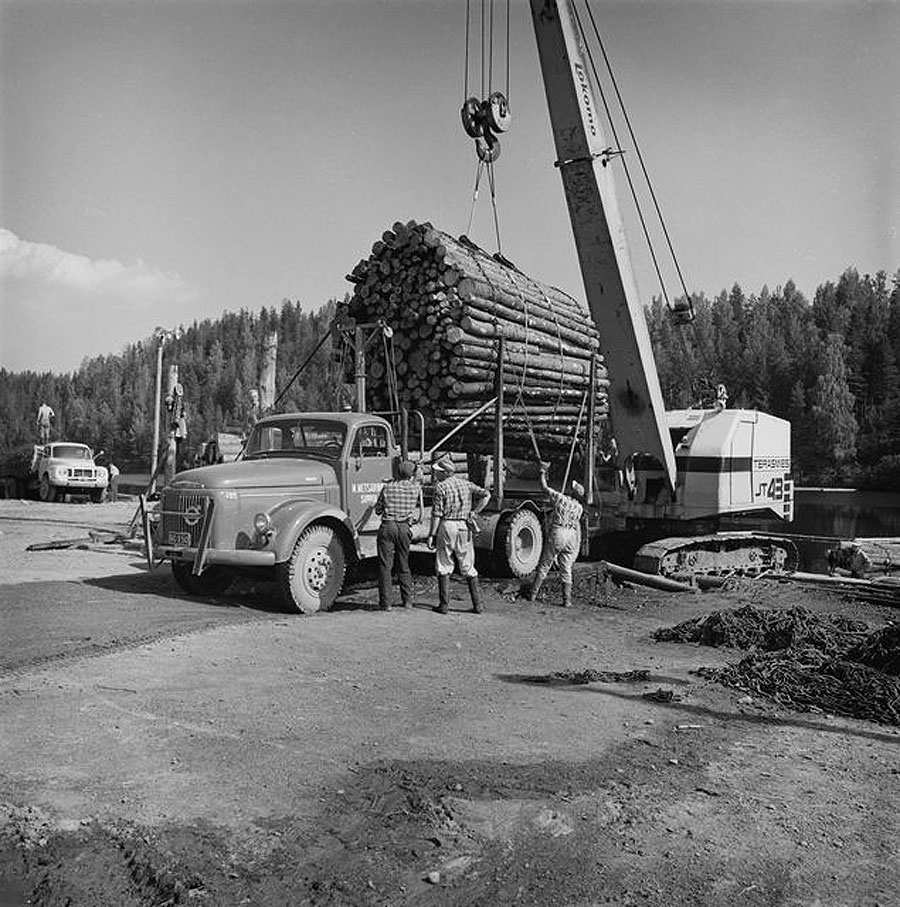 Tukkinippuja siirretään kuorma-autoon Jaalan kanavalla 1964, kuvaaja Pekka Kyytinen, Museovirasto.