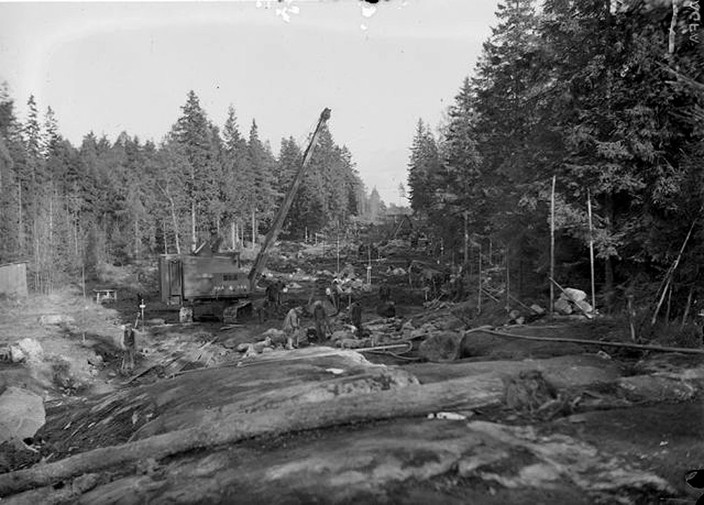 Malmin hautausmaalla kaivetaan ruumislöytöjen vuoksi 1931, Museovirasto, Historian kuvakokoelma, Pietisen kokoelma. Kommentti: kuvan ajoituksessa täytyy olla virhe, kuva todennäköisesti sodan jälkeiseltä ajalta, kone on saksalainen, mahdollisesti Demag.