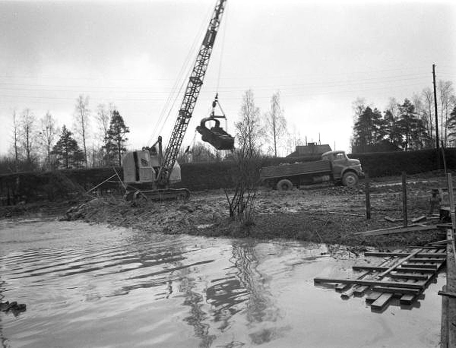 Nissinojaa perataan Sompion kaupunginosassa 1966, kuvaaja Väinö Kerminen, Keravan museo. Kommentti: kone Lokomo Teräsmies 5-8 tai 22.