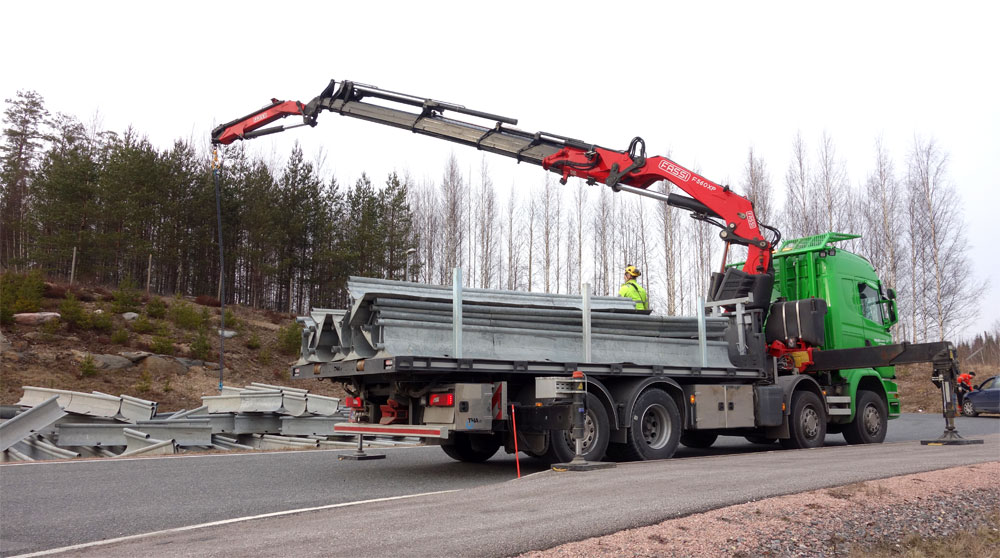Liikenteenohjausrännejä oli tuotu kääntöpaikalle, josta niitä siirrettiin moottoritielle.