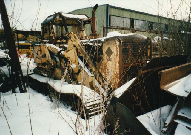 Allis-Chalmers -telakuormaaja. Vanhoissa Alliksissa konepeitto nousi jäähdyttäjää kohden, joten kuski ei ohjaamosta nähnyt oikein mitään ainakaan suoraan eteenpäin.