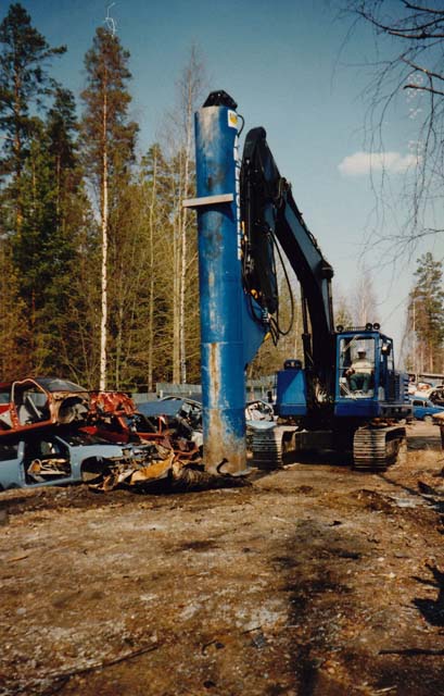 Husseinin tykin eräs versio eli putken sisällä on noin kolmetonninen puntti, joka saadaan vedettyä ensin ylös vaijerin ja hydraulisylinterin avulla ja sitten putoamaan alas joko päästämällä paineet sylinteristä tai laukaisemalla vaijeri irti puntista. Ei ole tiedossani kumpi mekanismi tässä koneessa on.