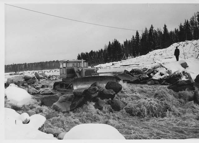 Caterpillar (7 tai 8) on koskessa raivaamassa kiviä 1964 ehkä Pomarkussa.