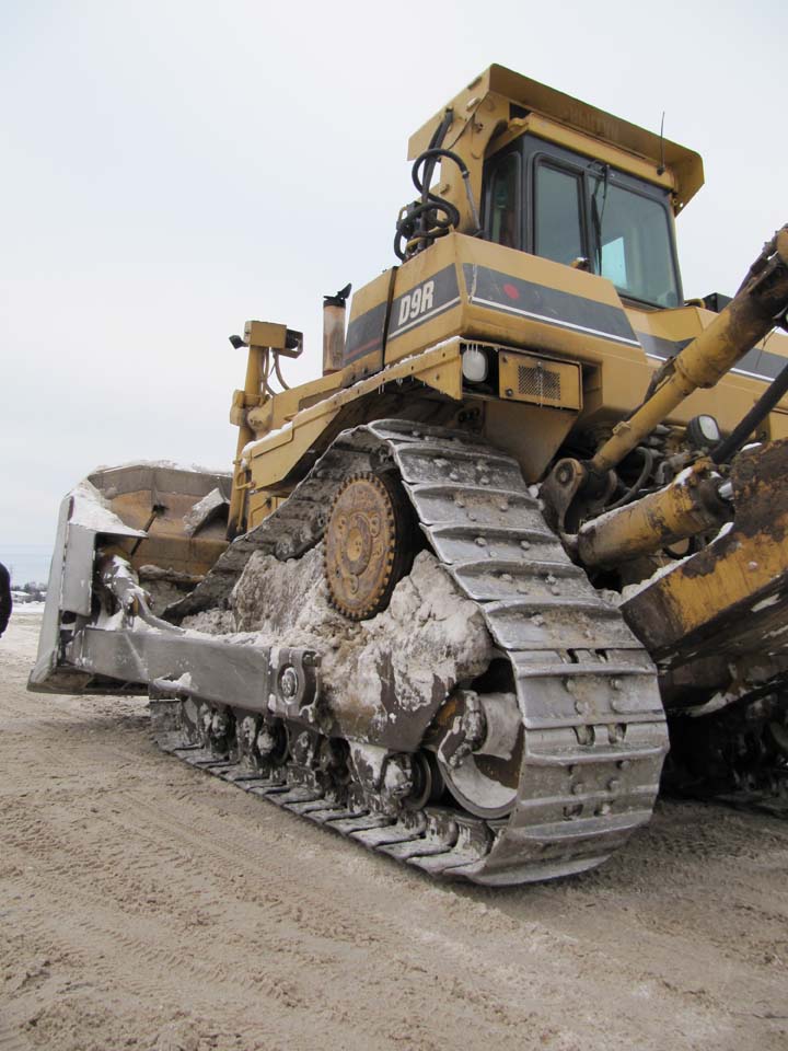 Caterpillar D9R lumitöissä.