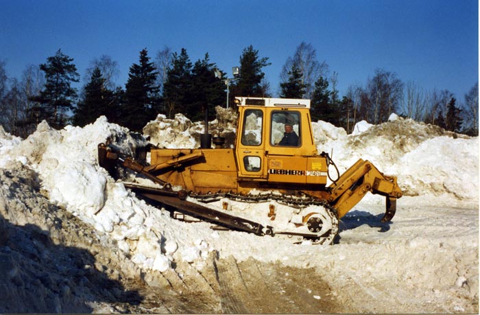 Tää tuntu olevan yks murhe tää Liebherr. Melkein vois sanoa, että se oli yhtenään rikki. Ja kun se oli hajalla, ei Maununnevalle saanut kipata, vaan oli ajettava pisimmillään Vuosaareen asti.