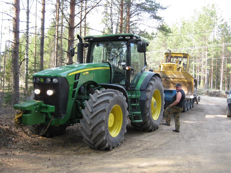 Apuvoimapaketti (siis noi koneet...). Caterpillaria tarvittiin kun kone saatiin paremmin kiinni pidemmälle metsään... =)