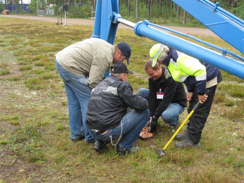 Taittopyörän korjausta talkoohengessä, Riuku-Vammaksen kauha toimittaa alasimen virkaa kylmätaonnassa...