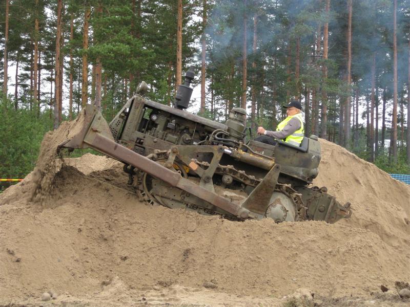 Caterpillar D4 matkalla huipulle.