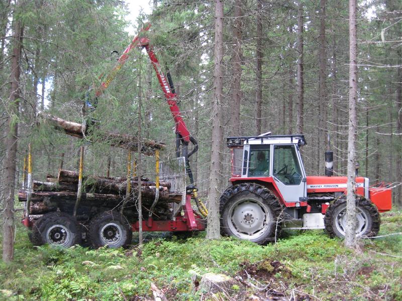 Metsään sovitettu maataloustraktori.