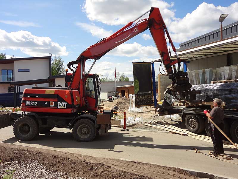 Kun nippu oli saatu pyöräkuneella ulos, ajoi Avo autonsa sivuun ja nippu kurotettiin niin pitkälle, että välitontilla ollut tela-Catti sai siitä otteen.