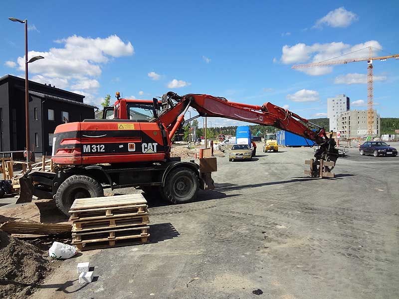 Onneksi kiviurakoitsijan pyöräalustainen kaivuri oli lähellä.