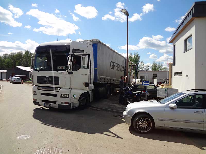 "AVO" on tullut kuormansa kanssa siihen saakka, mihin tietä pitkin pääsee. Varsinainen kohde on kärryn perästä katsoen 50 metrin ja kahden tontin päässä. Lopulta selviää, ettei puunipun vetäminen takaovista onnistu. (Kärryssä oli muutakin tavaraa.)