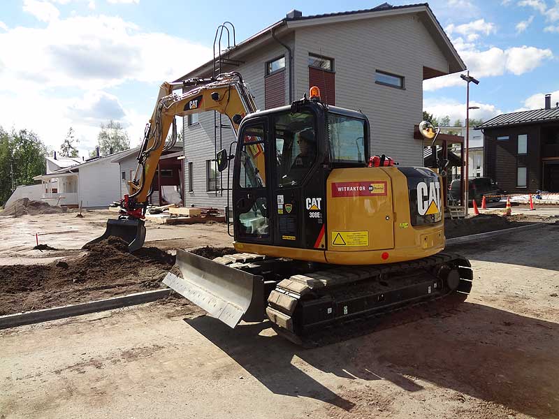 Vuokrakoneita oli messualueella käytössä paljon. Tätä pihaa teki hyvinkääläinen yritys.