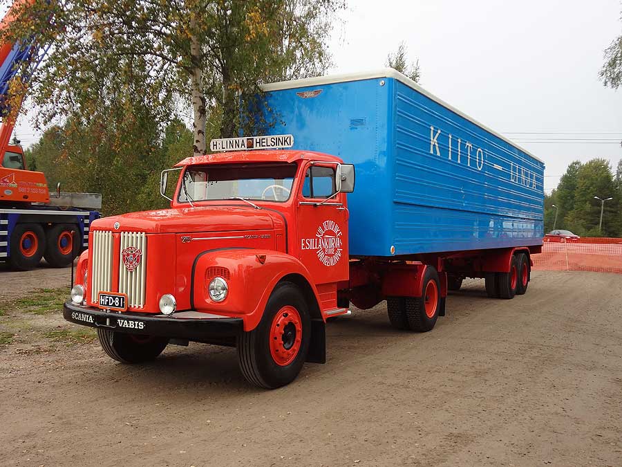 Scania-Vabis 75  entisöitynä aivan tajuttöman hienoon kuosiin.