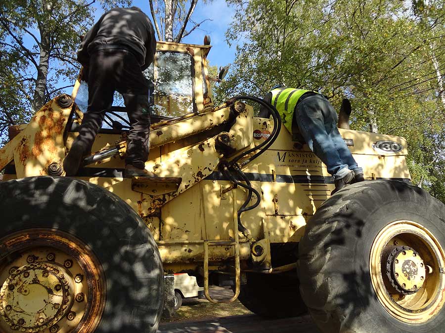 Alliksen käynnistämiseen tarvittii kahden miehen työpanos.
