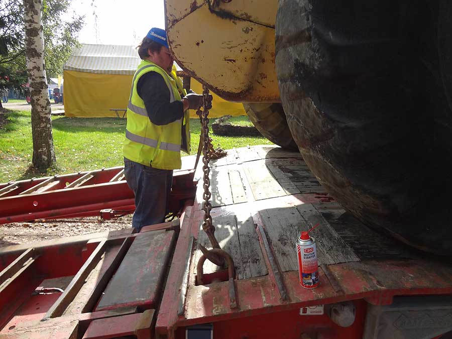 Allis-Chalmers TL 30 on tullut lavetilla Humppilasta. Kuvan alareunassa käynnistyksen apuväline.