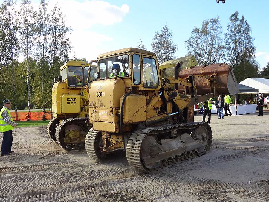 977 täytyi kääntää sopivaan suuntaan, jotta tilaa vedolle jäisi tarpeeksi. 955:llä tuupataan kauhasta hieman kohottaen, jotta telojen etupäät eivät vastustaisi kääntymistä.