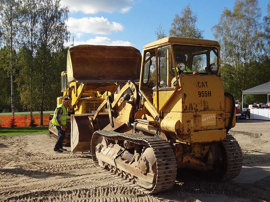 Ensin 977 vedettiin pois kentän reunalta.