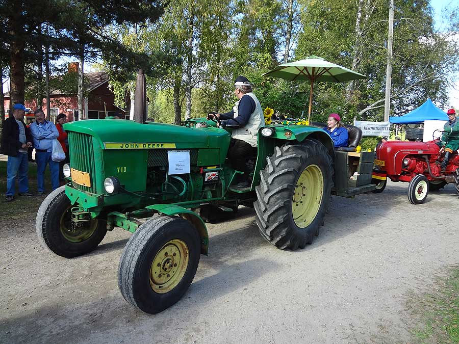 Traktorikyytiä päivänvarjon alla ja sohvalla istuen.